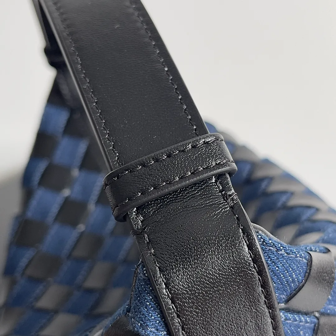 Batch 1560 Different colors collide with different sparks, different materials collide with layers and designs, BOTTEGA VENETA wallace is on the list of retro denim series, the stiffness of denim is matched with soft leather, fashion has no standards, innovation is progress, retro denim, a combination of classics and personality, casual, lazy and unique, the large capacity is too friendly for summer, freeing hands in sultry weather is people's biggest need Style number: 796393 Size: 22*13*9cm
